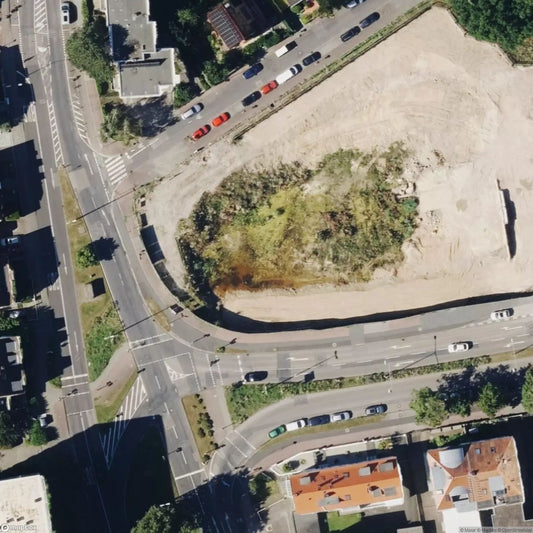 Hochhaus + niedere Anbauten [DEU]