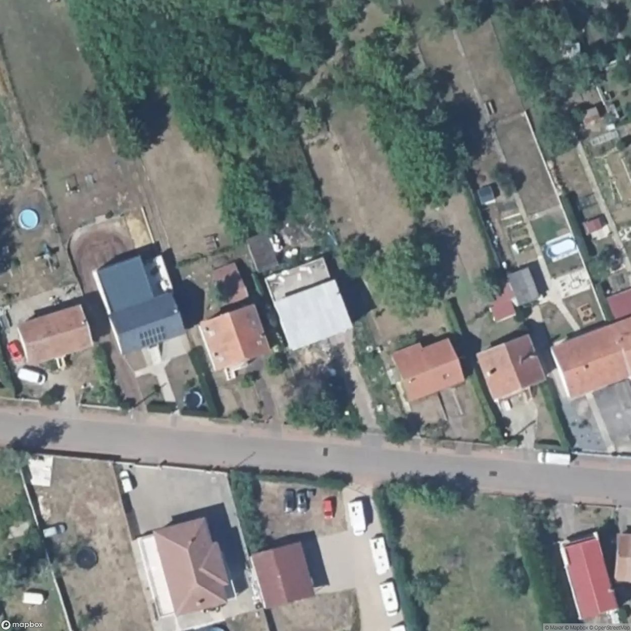 House with two cars / House with two cars [FRA]