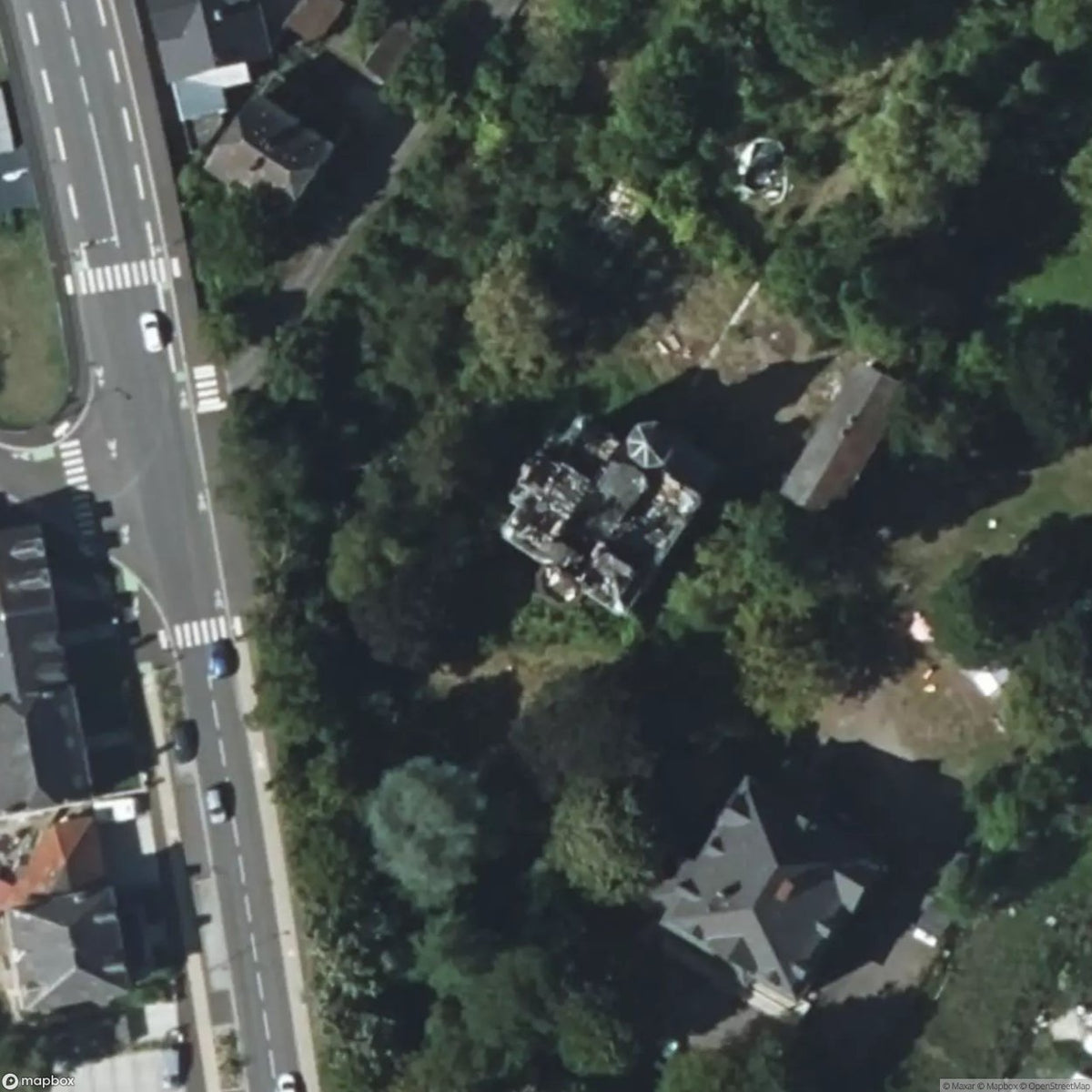 Enclosed House [FRA] #33483
